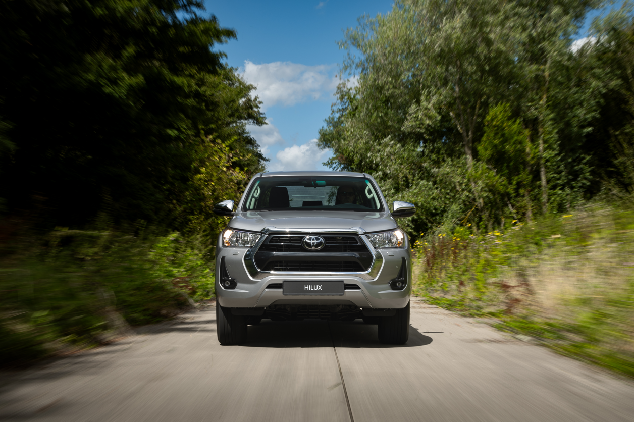 Toyota Hilux Hybrid 48V: la mítica pick-up se electrifica