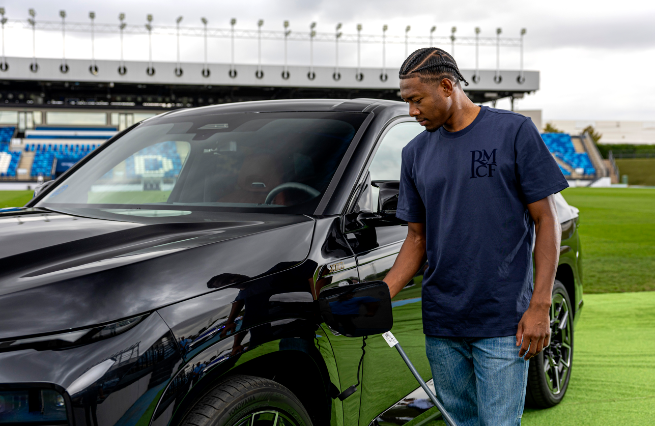 Alaba (Real Madrid) con el BMW XM