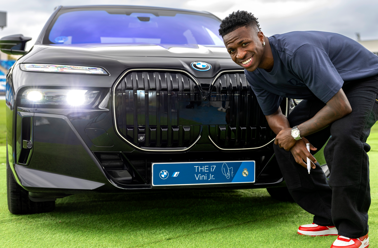 Vinicius (Real Madrid) con el BMW i7 xDrive