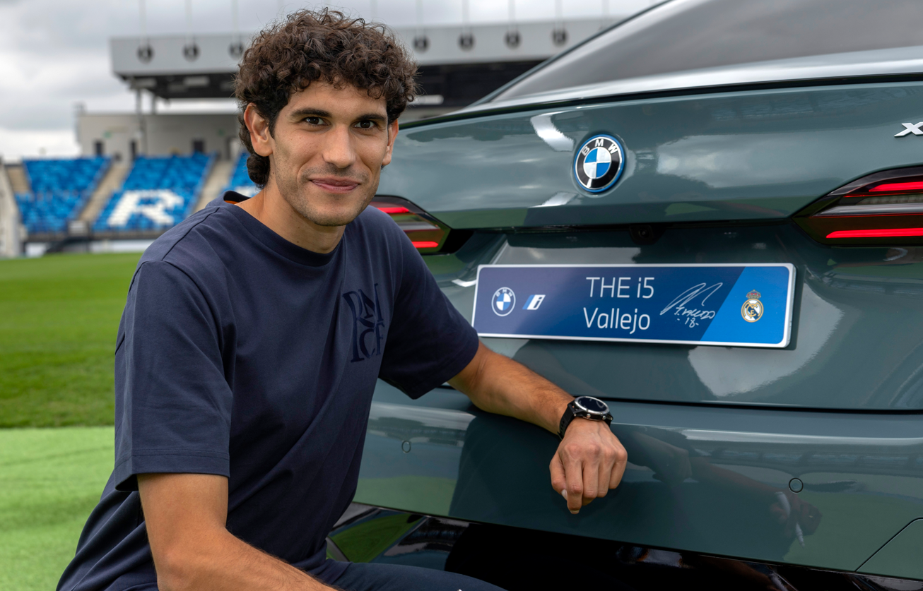 Vallejo (Real Madrid) con su nuevo BMW i5 xDrive40 