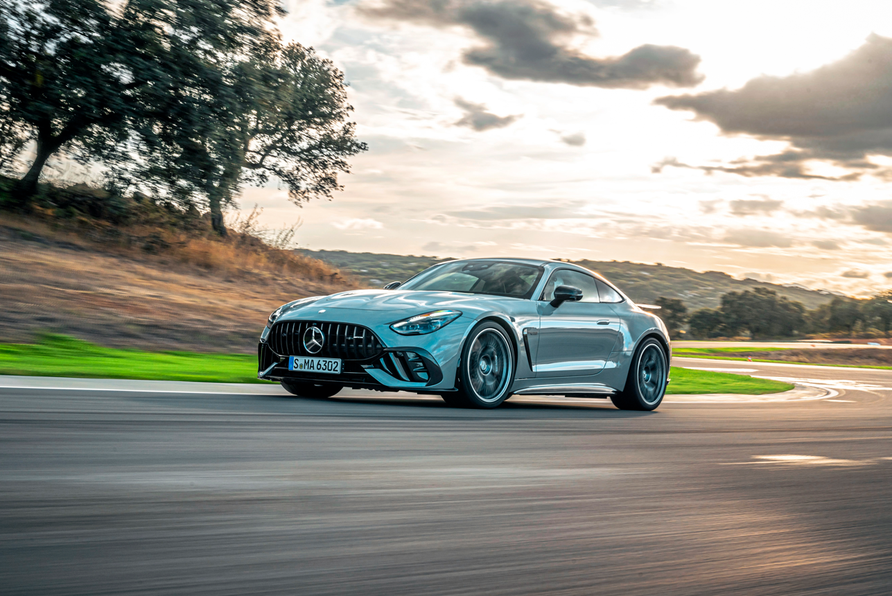 Las ligeras llantas forjadas AMG Performance de 21 pulgadas en diseño de radios cruzados están pintadas exclusivamente en gris Himalaya mate.