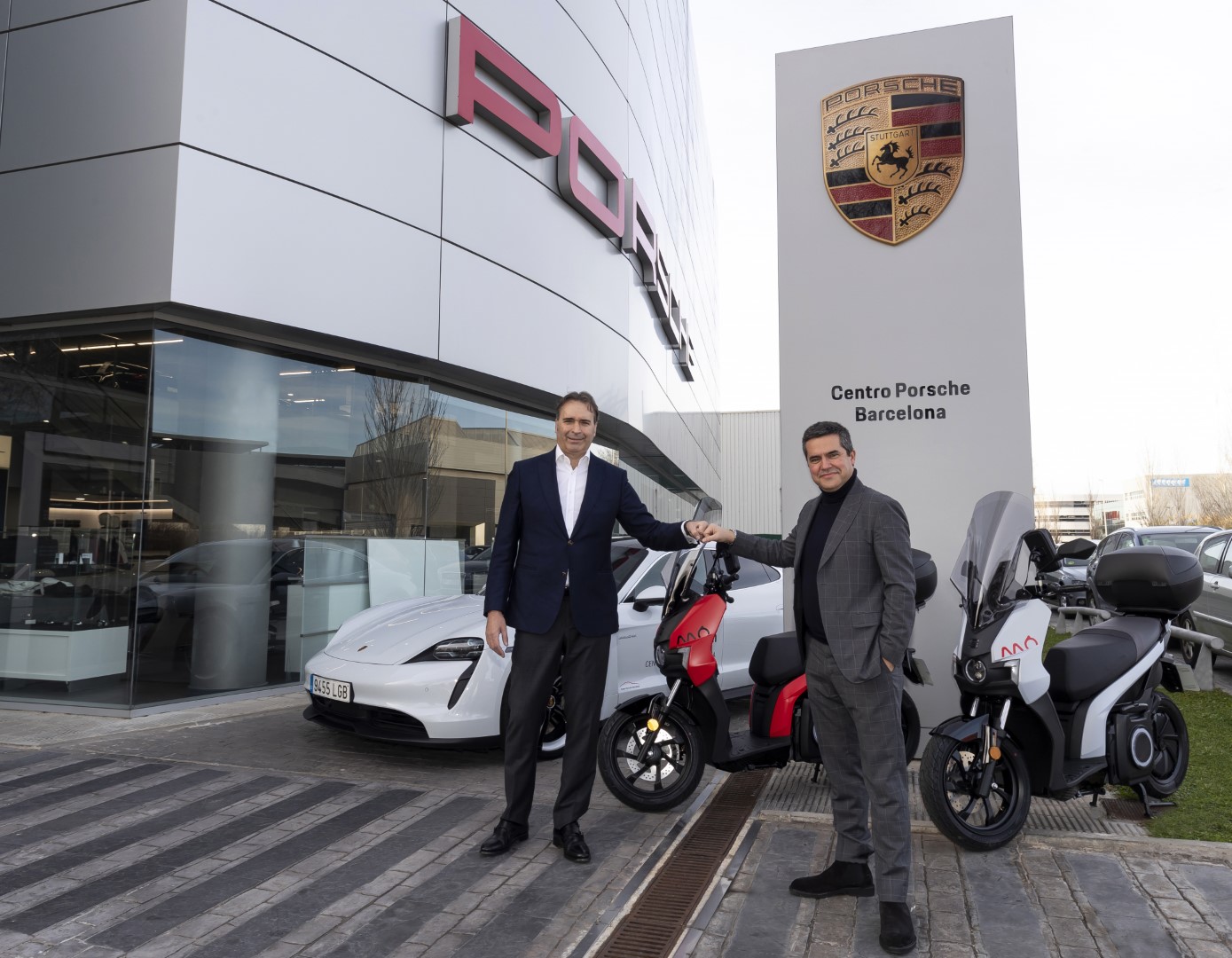 Centro Porsche Barcelona continúa su compromiso con la movilidad eléctrica