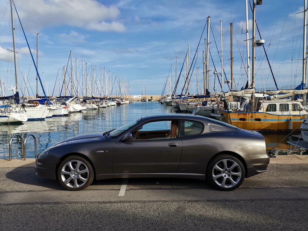 Escapada en Maserati Coupé Cambiocorsa, un «utilitario» excitante