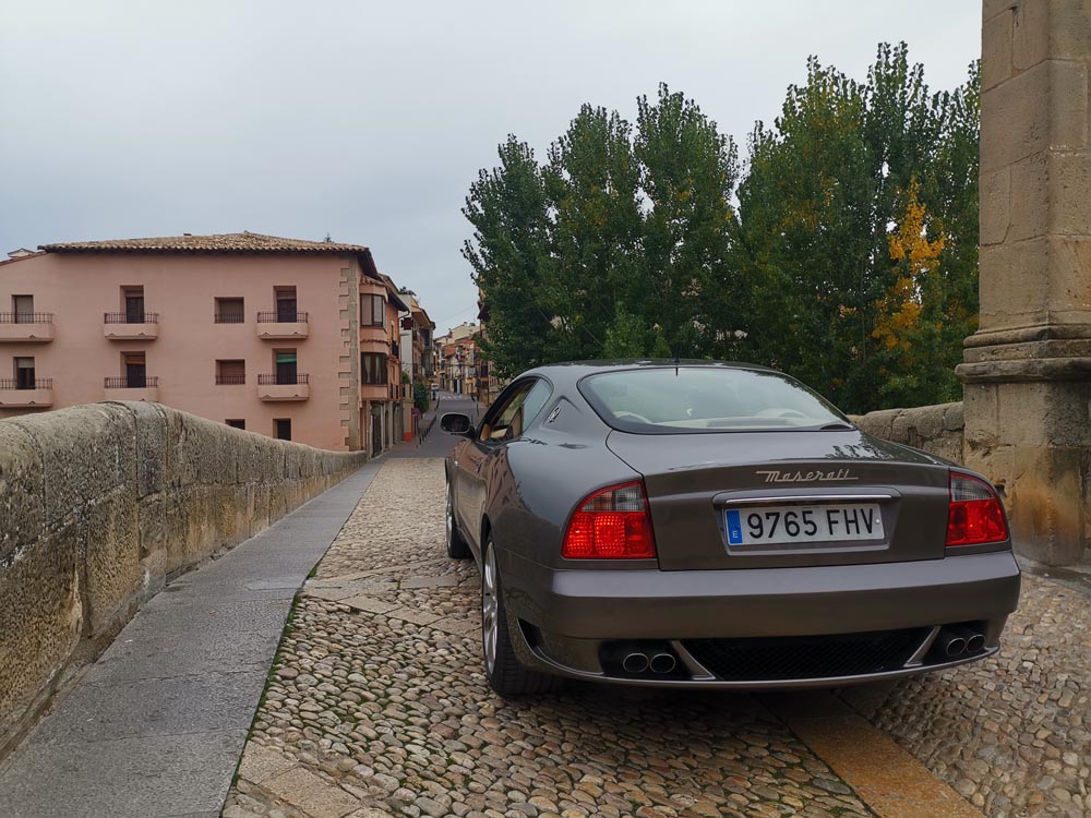 Escapada Maserati Coupe pueblo