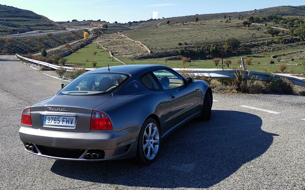 Escapada Maserati Coupe carretera