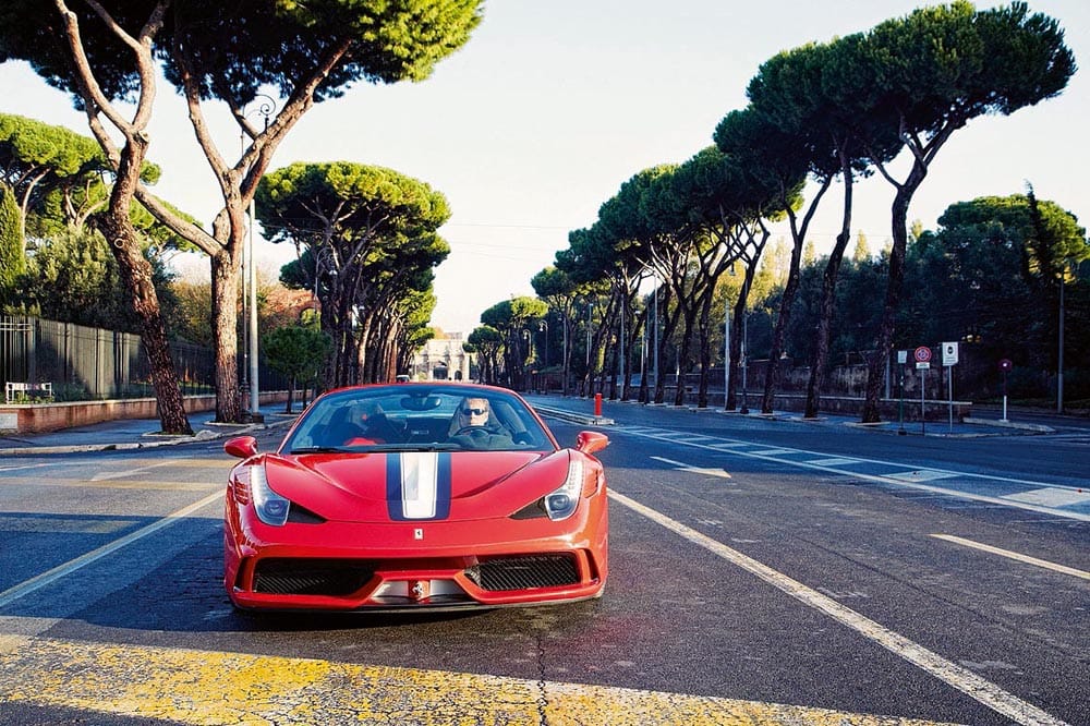 De procesiones por Italia con el Ferrari 458 Speciale Aperta