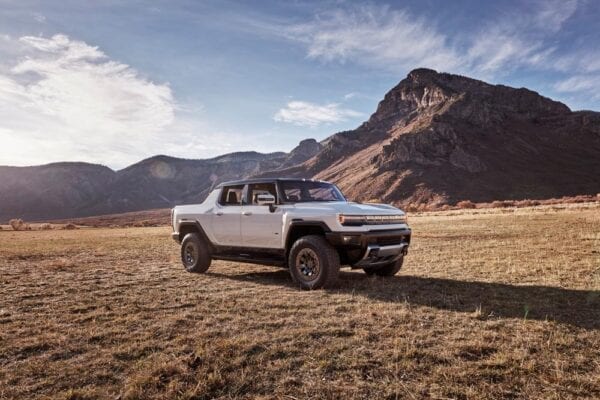 GMC Hummer EV desierto