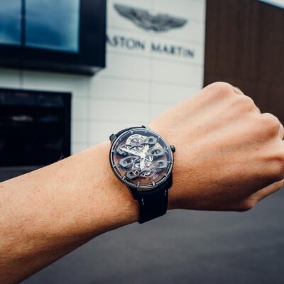 Un tourbillon con tres puentes de Girard-Perregaux para Aston Martin