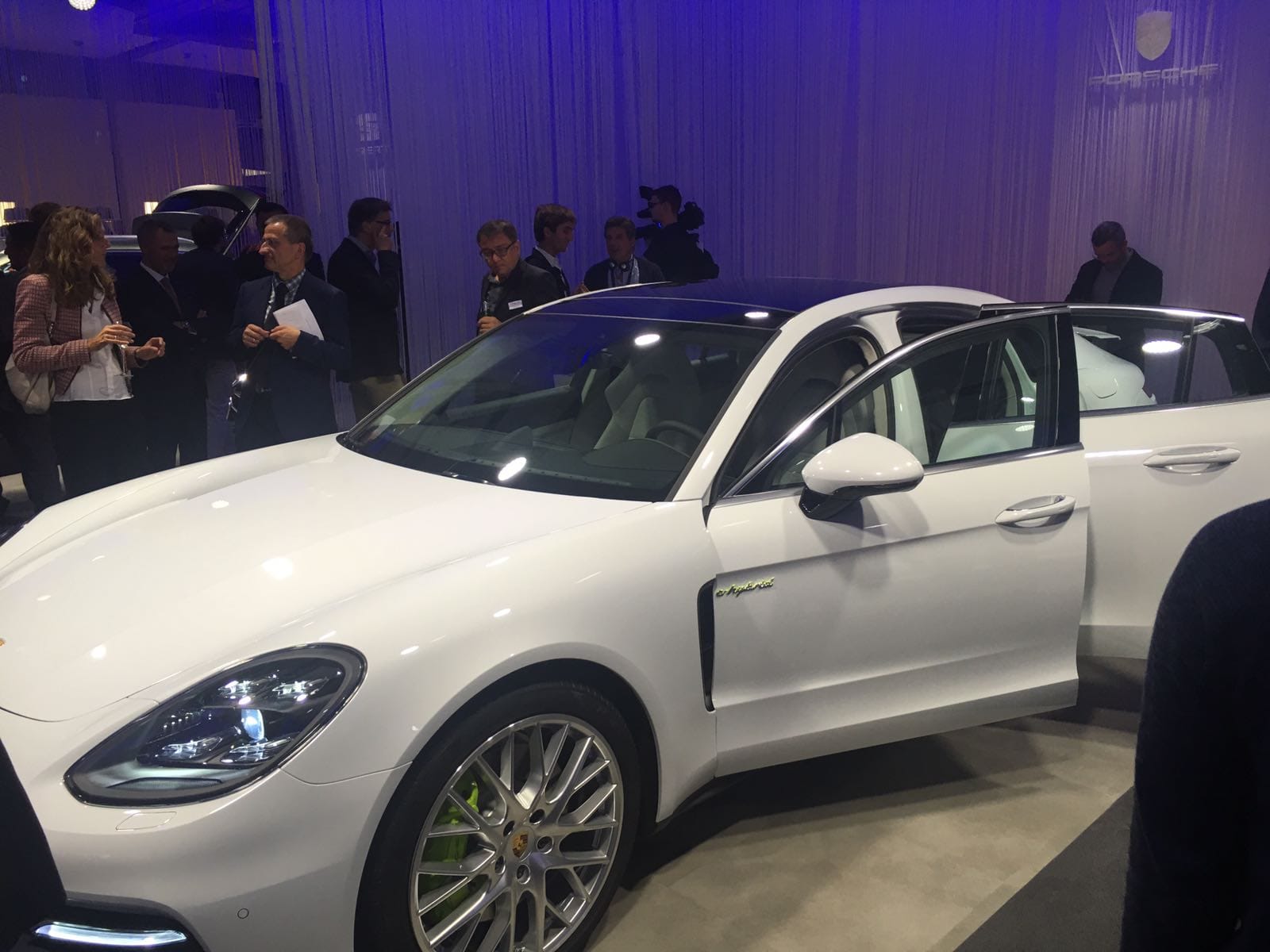 Asistimos en el Salón de París al evento anual donde el grupo Volkswagen muestra todos sus productos, novedades y planes de futuro.