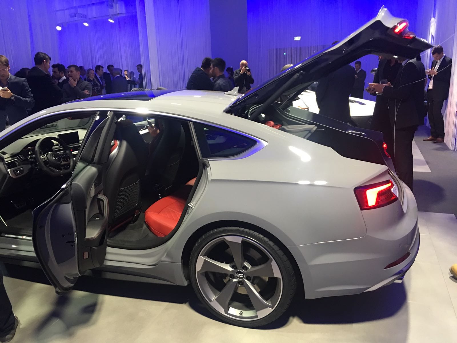 Asistimos en el Salón de París al evento anual donde el grupo Volkswagen muestra todos sus productos, novedades y planes de futuro.