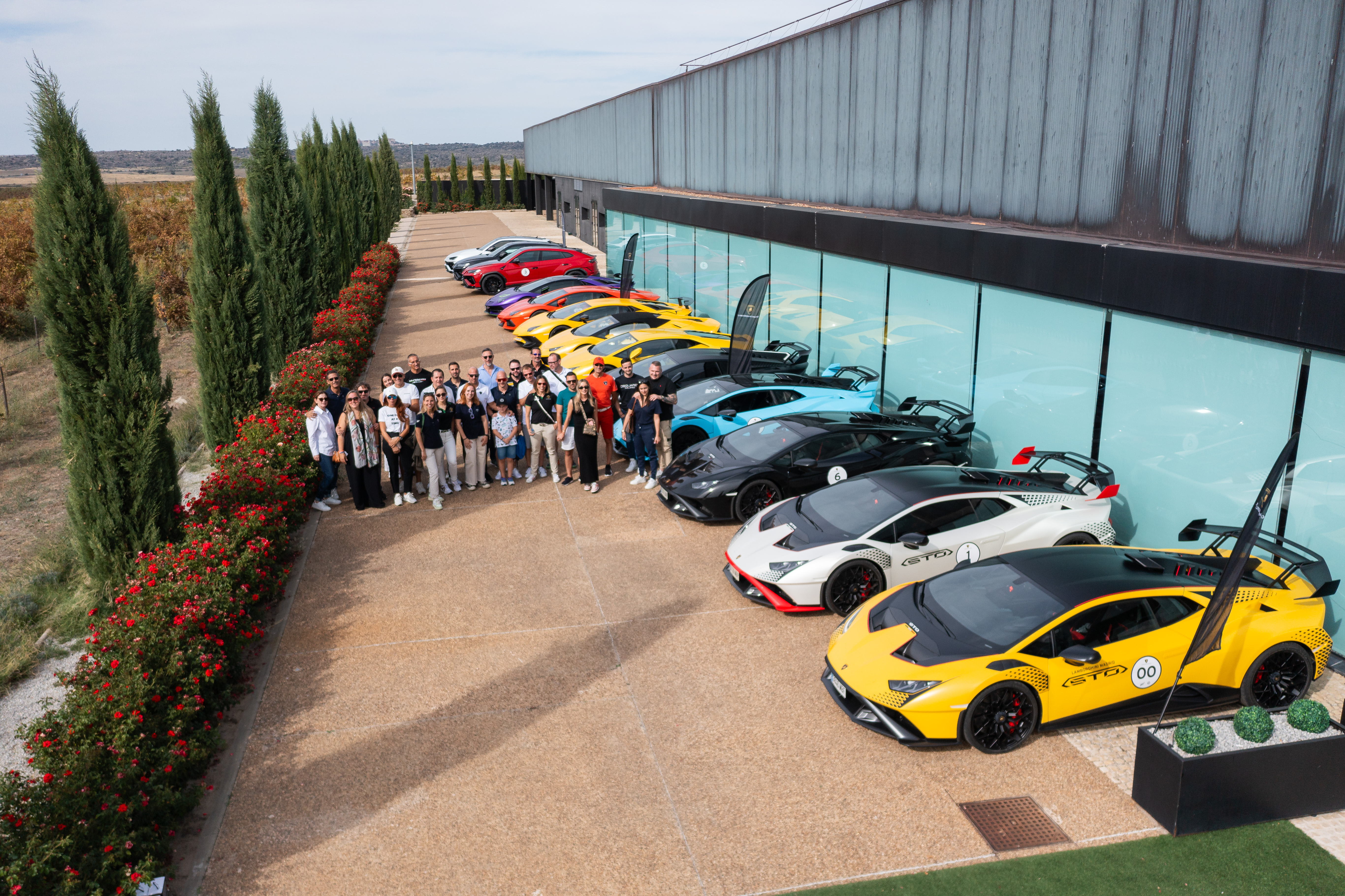 Los clientes de Lamborghini Madrid llenan Cáceres de color con sus superdeportivos en la ruta anual