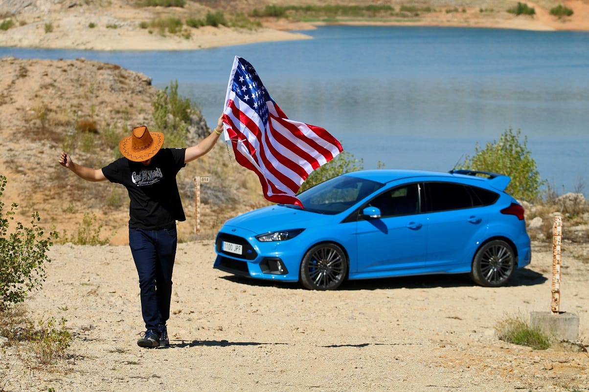 Como el señor de Niro en Taxi Driver, el Ford Focus RS 2016 parece retarte con la mirada, como si por el simple hecho de que tus ojos coincidan con los suyos pidieras problemas.