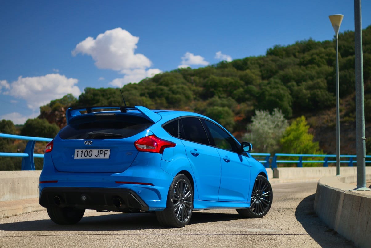 Como el señor de Niro en Taxi Driver, el Ford Focus RS 2016 parece retarte con la mirada, como si por el simple hecho de que tus ojos coincidan con los suyos pidieras problemas.