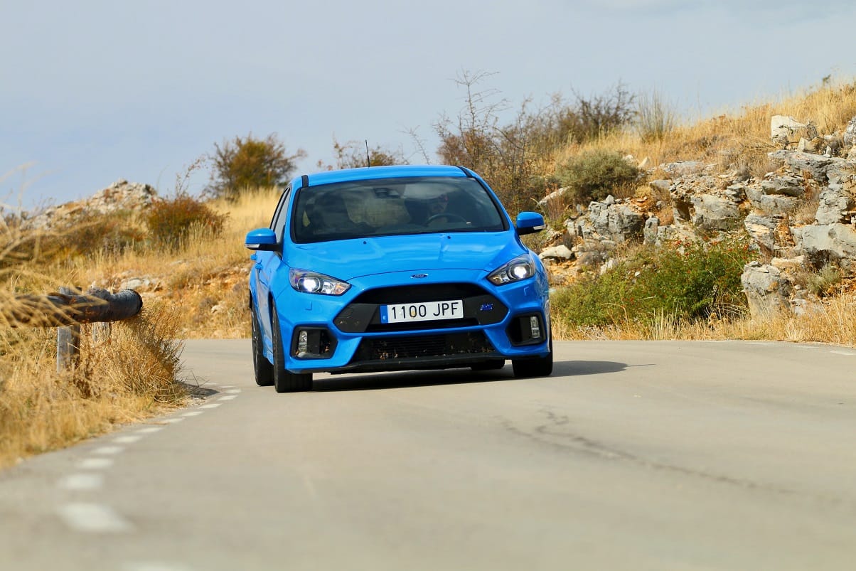 Como el señor de Niro en Taxi Driver, el Ford Focus RS 2016 parece retarte con la mirada, como si por el simple hecho de que tus ojos coincidan con los suyos pidieras problemas.