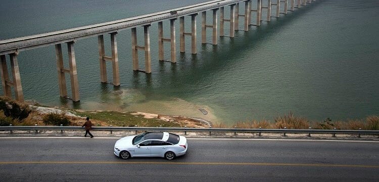 Nuevo Jaguar XJ: Surcando autopistas suspendidas en China