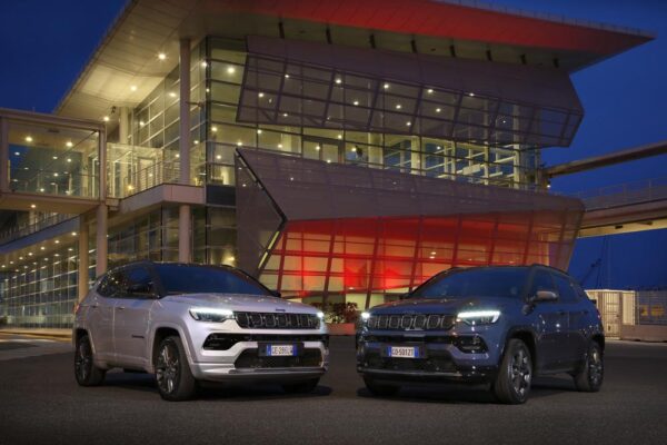 Jeep Compass 2020 frontal movimiento