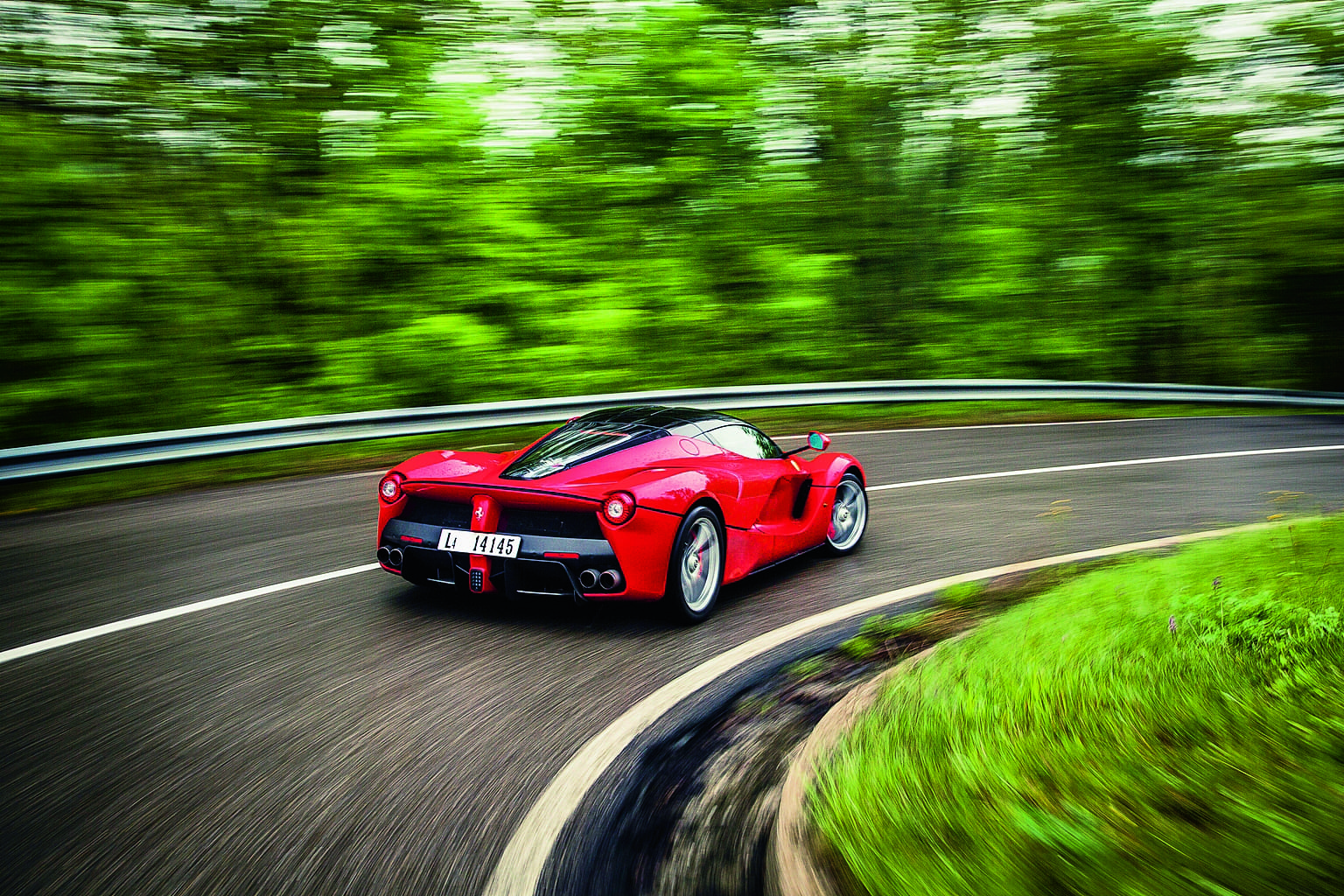 Ferrari LaFerrari: Bailando bajo la lluvia