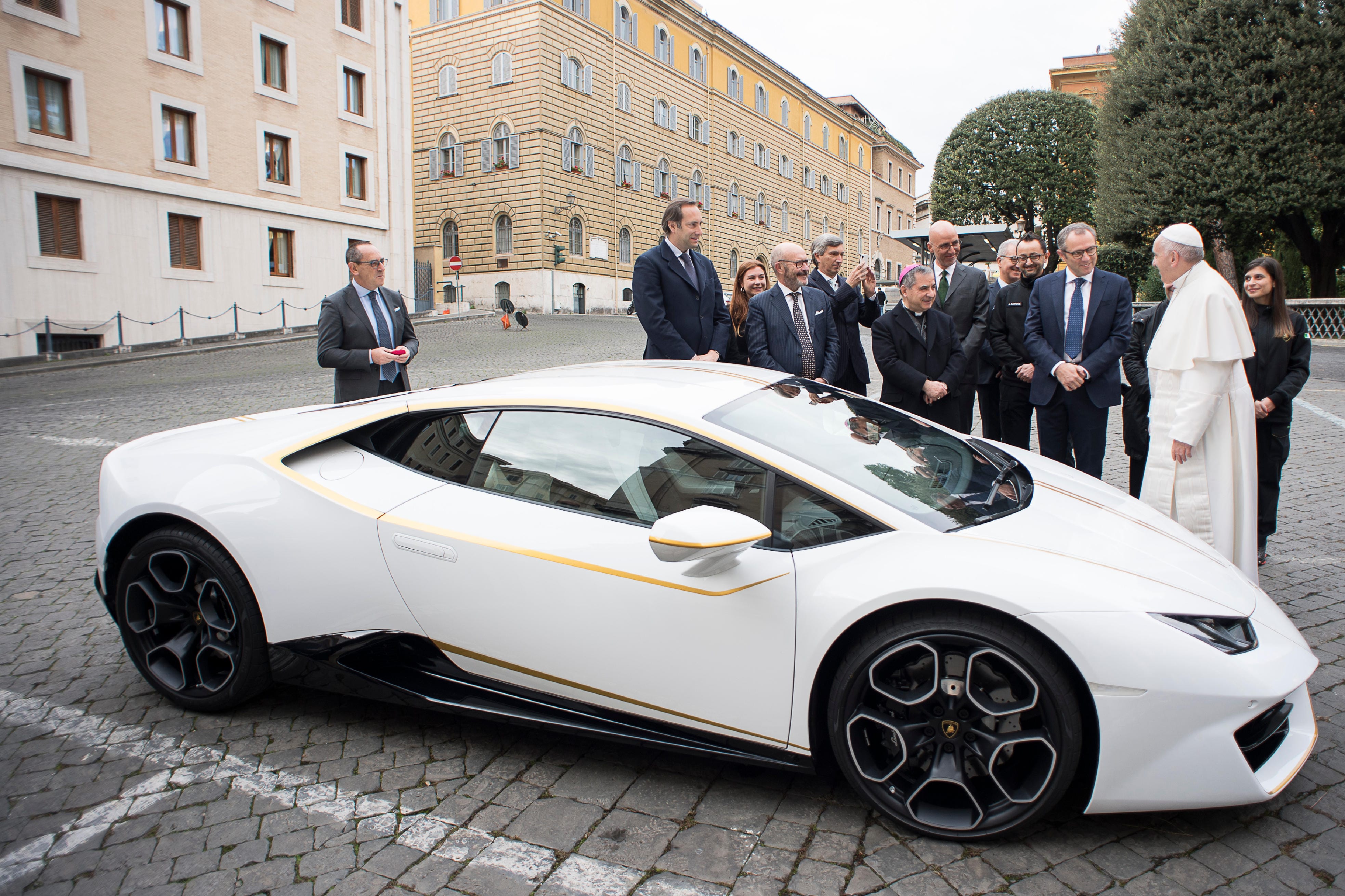 Te presentamos el «Papa-Lambo móvil Huracan», un V10 y RWD para la caridad