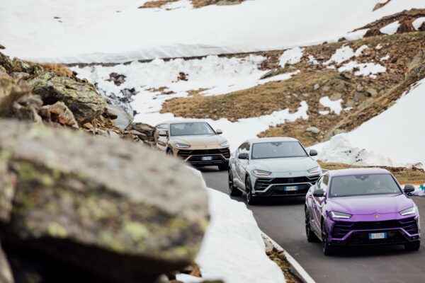 Lamborghini Urus y Aaron Durogati, velocidad y versatilidad cruzando los Alpes