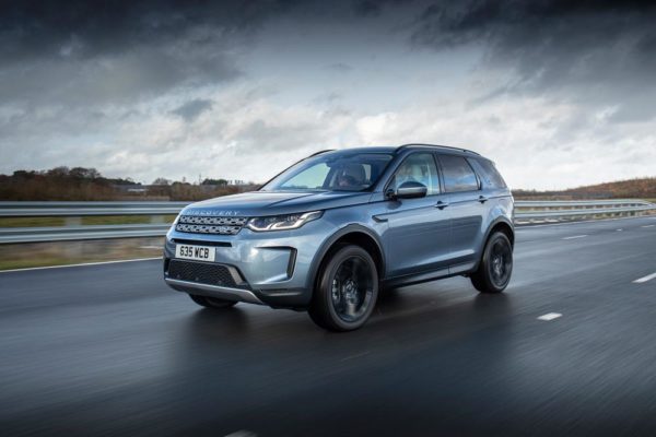 Land Rover Discovery Sport P300e movimiento frontal