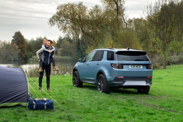 Land Rover Discovery Sport P300e en el campo