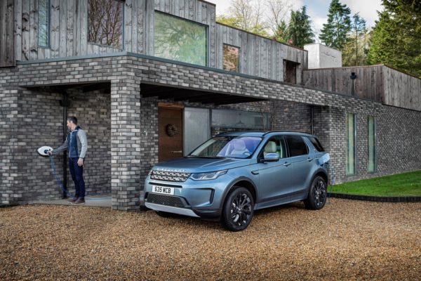 Land Rover Discovery Sport P300e tres cuartos delantero