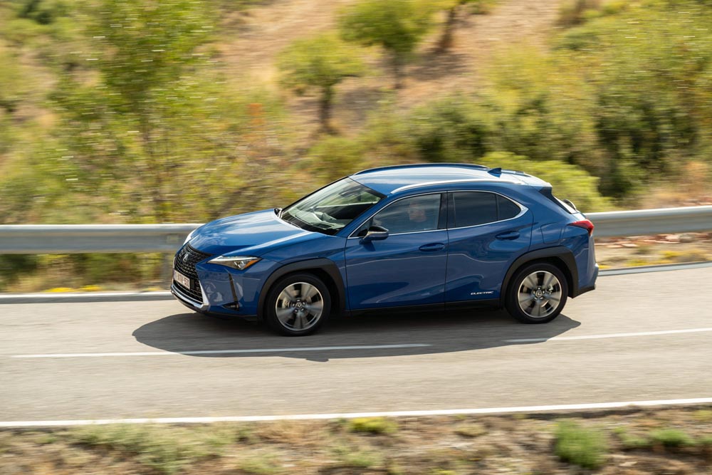 Lexus UX 300e en carretera