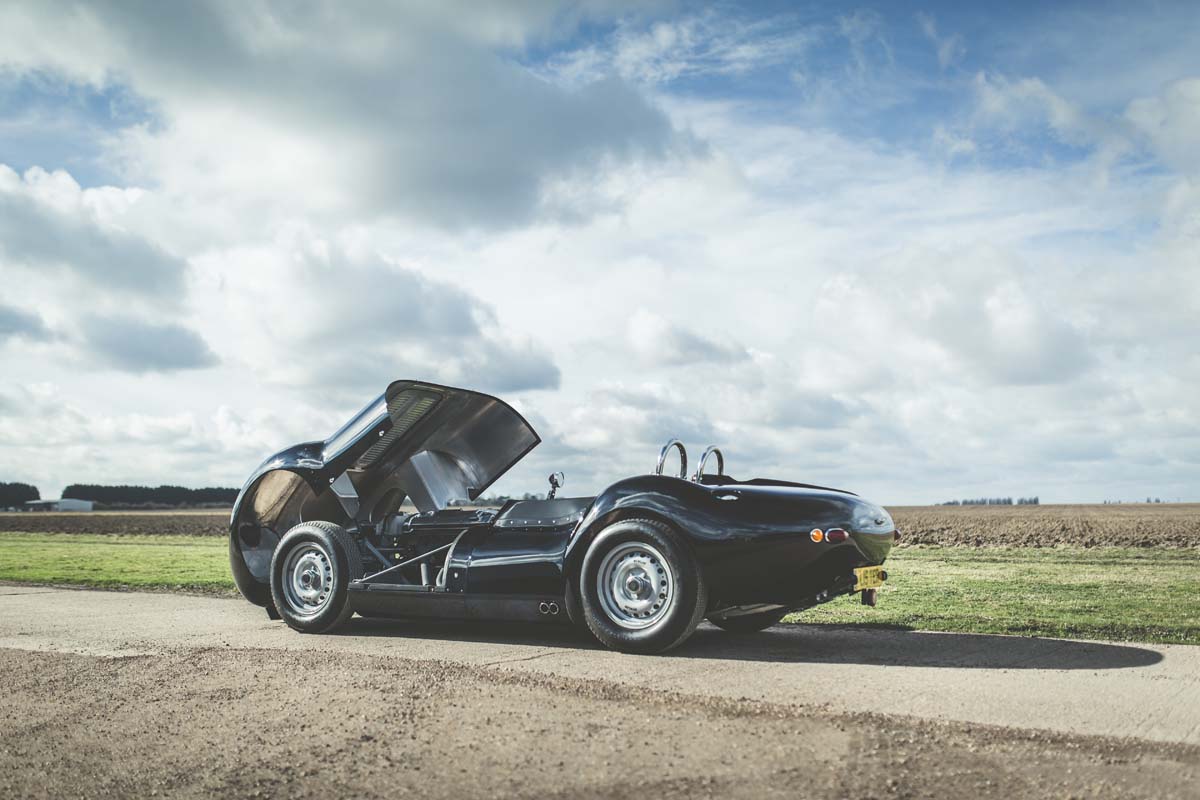 60 años después de que saliese a competir, el Lister Knobbly cuenta con una versión de calle para los nostálgicos de los años 50