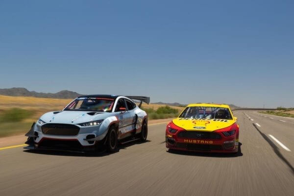 Ford Mustang Mach-E 1400 y mustang nascar