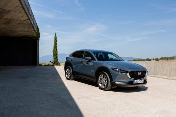 Mazda CX-30 tres cuartos delantero gris