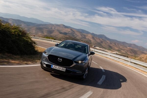 Mazda CX-30 frontal carretera