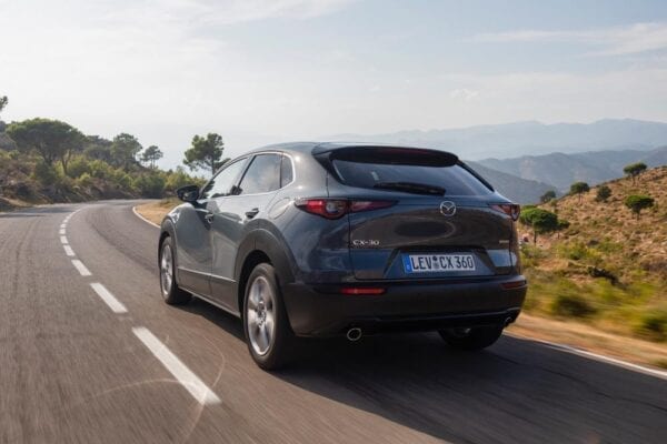 Mazda CX-30 tres cuartos trasera carretera