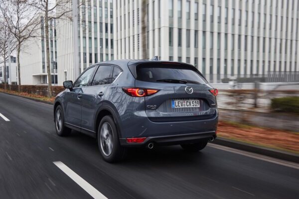 Mazda CX-5 Signature Revista CAR trasera movimiento