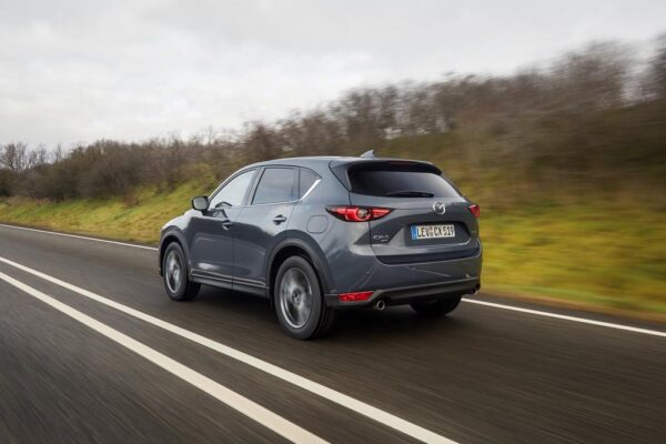 Mazda CX-5 trasera movimiento Revista CAR