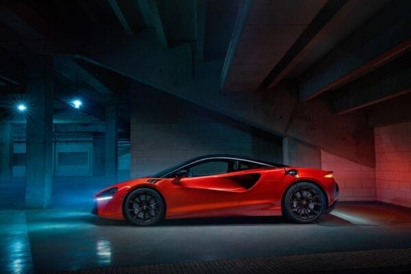 McLaren Artura enchufado