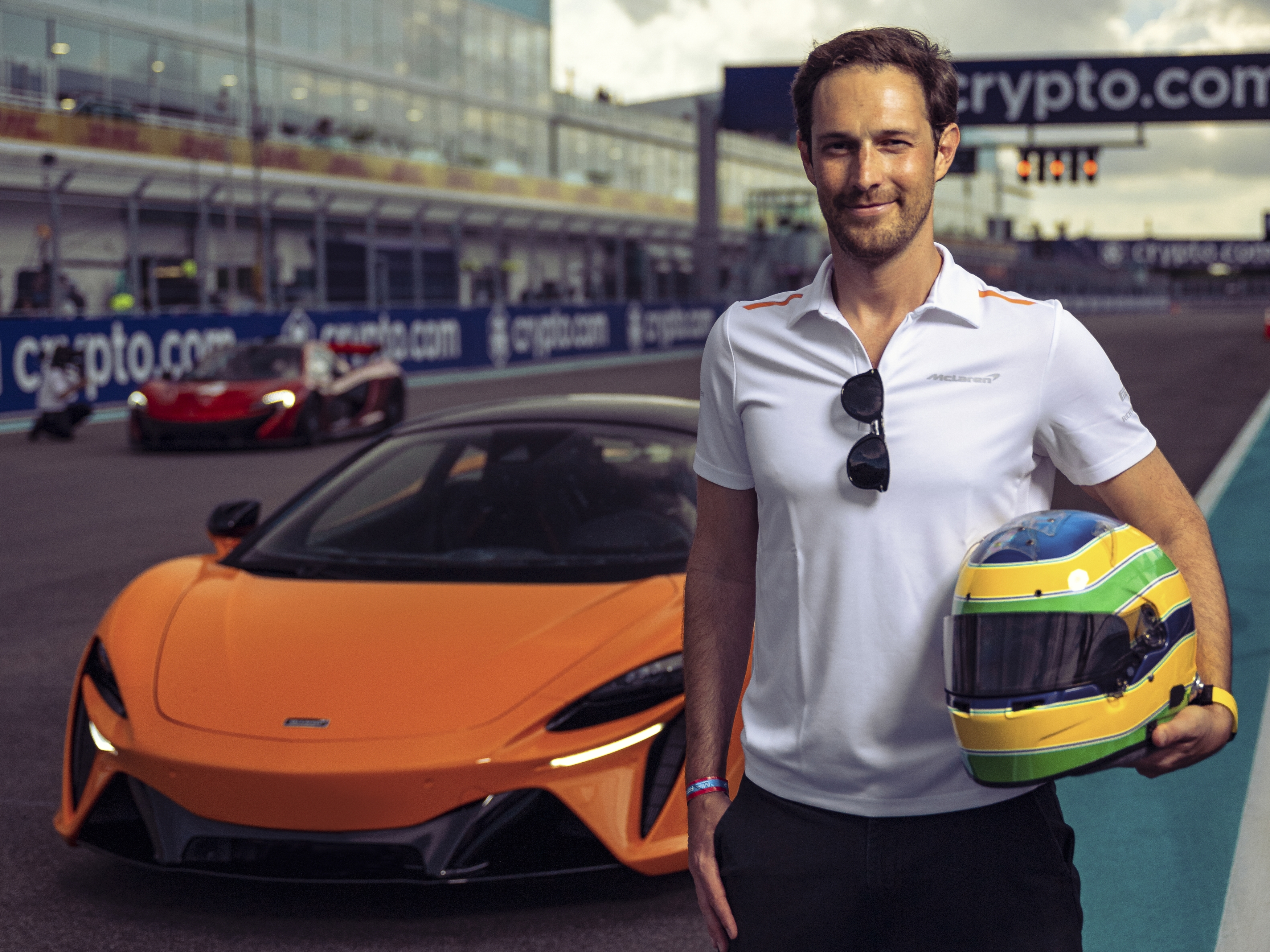 Bruno Senna prueba el nuevo McLaren Artura en el circuito de Miami 