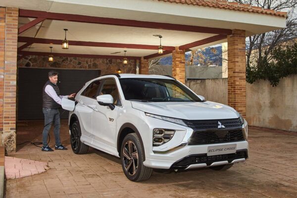 Mitsubishi Eclipse Cross PHEV en garaje