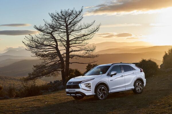 Mitsubishi Eclipse Cross PHEV atardecer