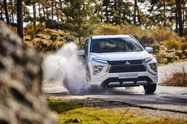 Mitsubishi Eclipse Cross PHEV sobre agua