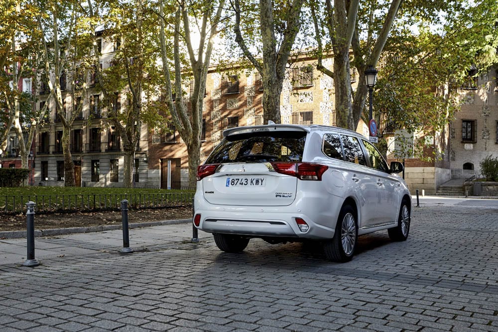 Mitsubishi te regala la instalación del punto de carga con tu Outlander PHEV