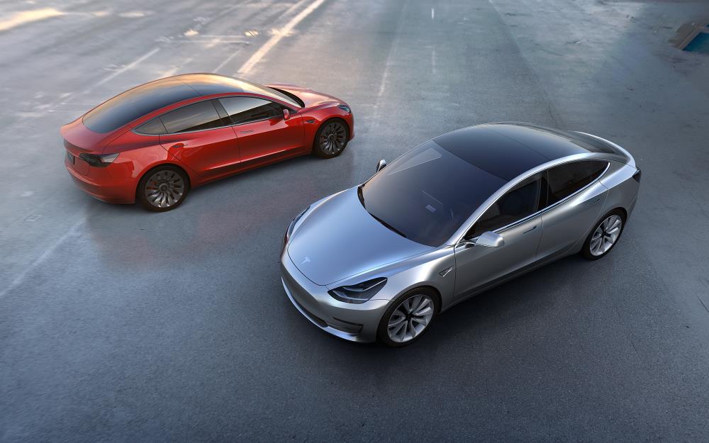 El primer Tesla Model 3 Performance sale de la cadena de producción