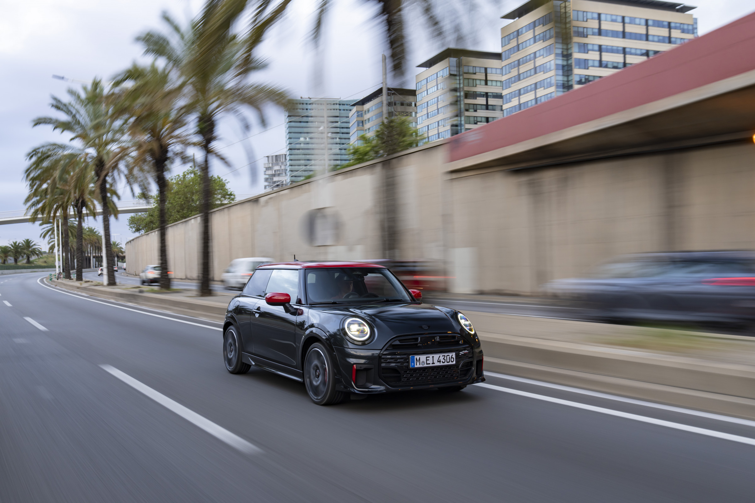 Nuevo Mini John Cooper Works Volando por las calles en su modo Go-Kart