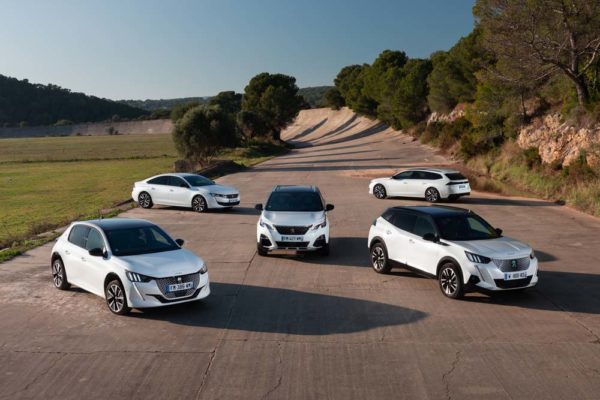 Los 3008 Hybrid4, e-208 y e-2008, estrellas de la gama de Peugeot electrificados