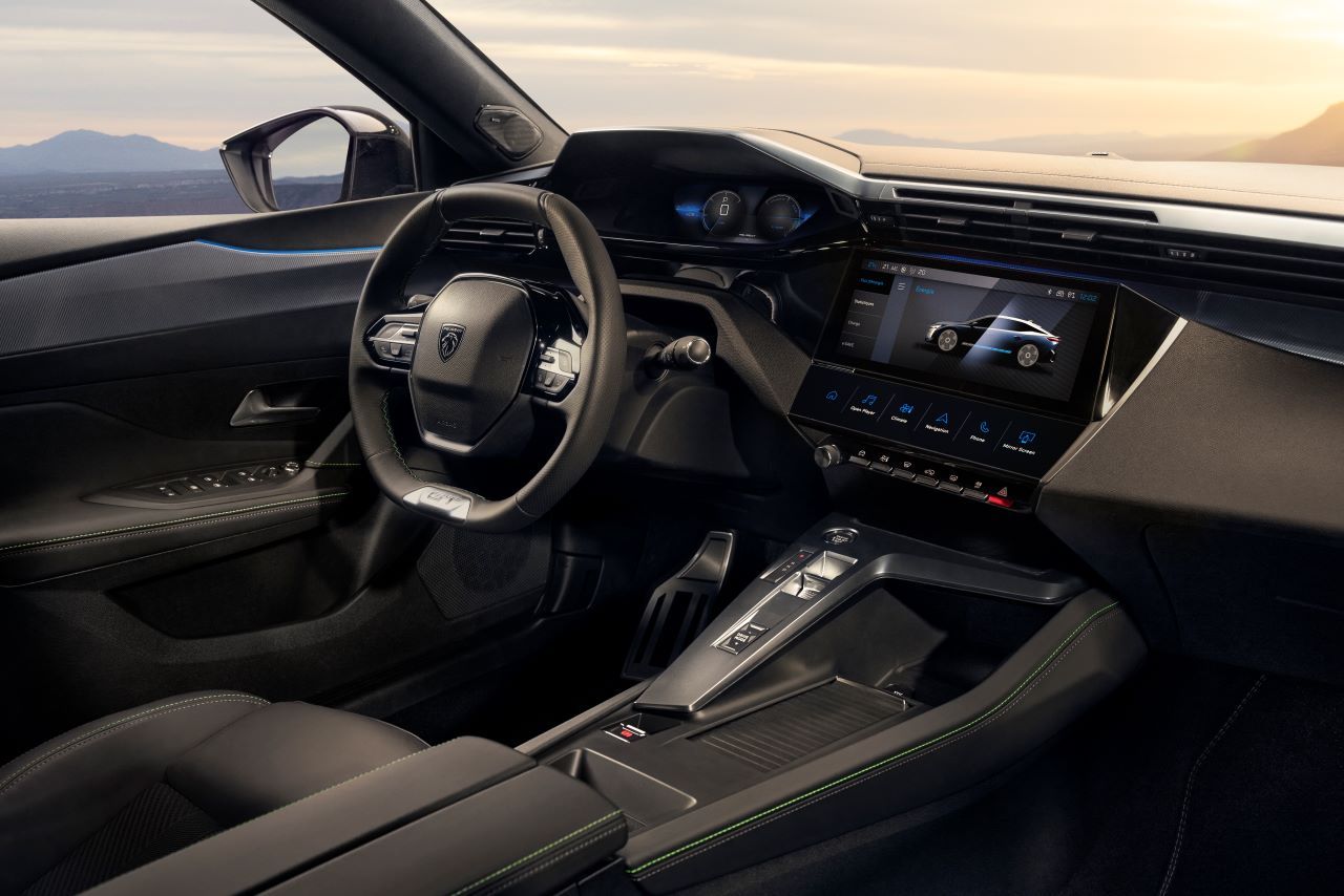 Al interior del Peugeot E-408 también se ha renovado