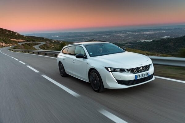 Prueba Peugeot 508 SW Hybrid tres cuartos delantera