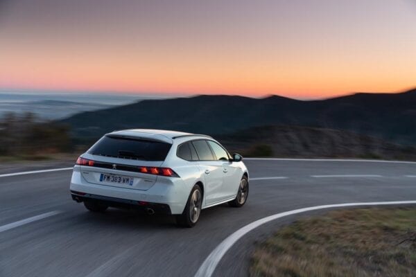 Prueba Peugeot 508 SW Hybrid trasera dinámica