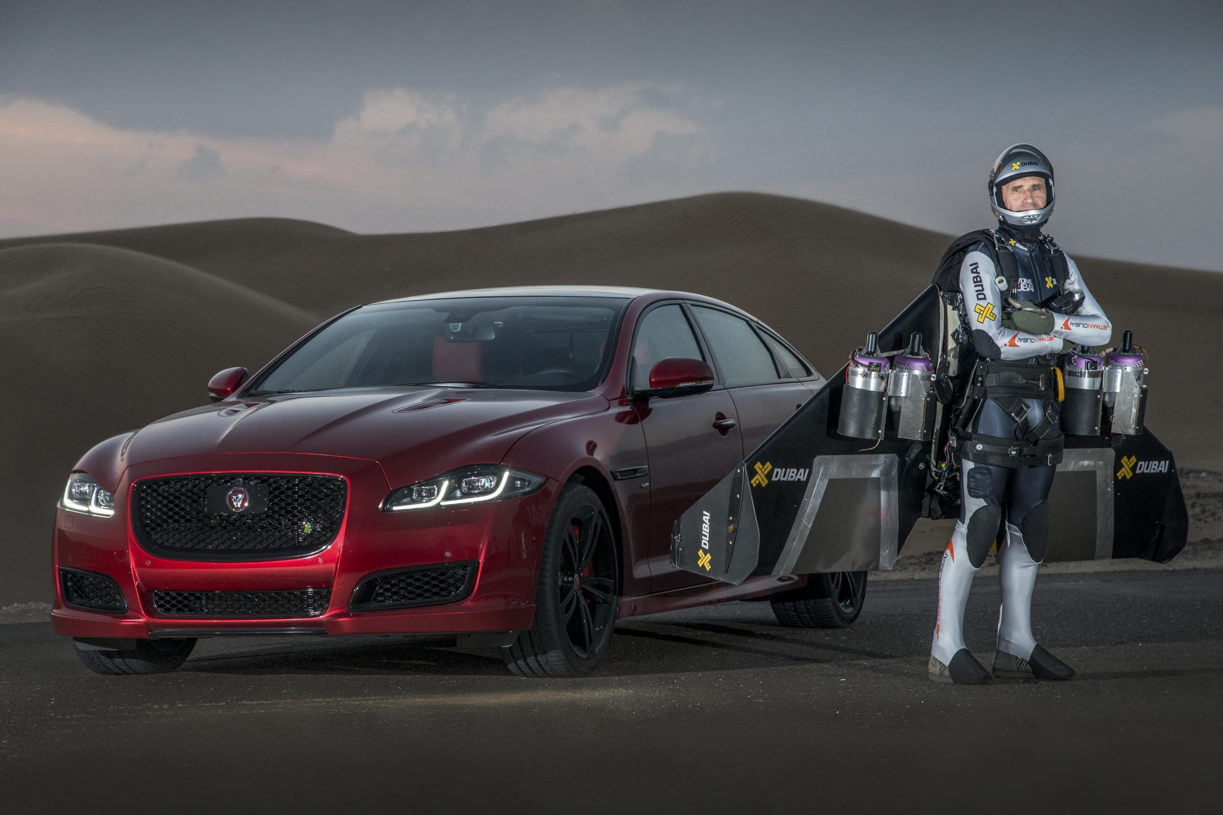 Jaguar XJR: Martin Brundle se enfrenta a «Jetman» en el desierto