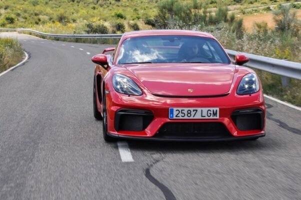 Porsche 718 Cayman GT4 frontal en carretera