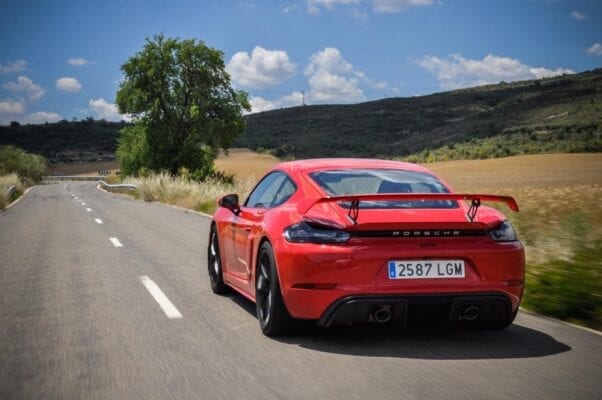 Porsche 718 Cayman GT4  carretera trasera