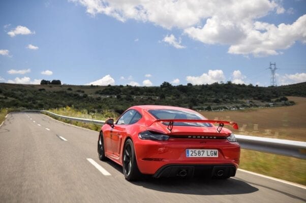 Porsche 718 Cayman GT4  trasera movimiento